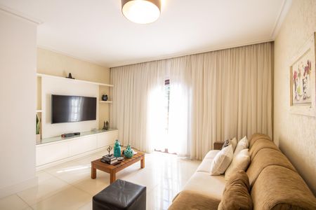 Casa à venda com 272m², 4 quartos e 2 vagas Casa à venda com 272m², 4 quartos e 2 vagasSala