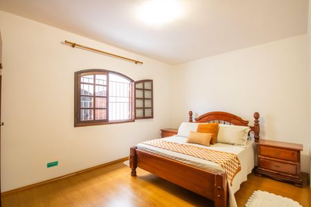 Casa à venda com 272m², 4 quartos e 2 vagas Casa à venda com 272m², 4 quartos e 2 vagasQuarto 2