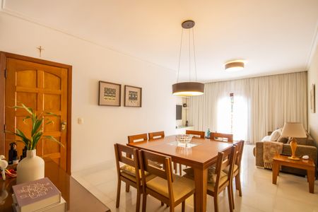 Casa à venda com 272m², 4 quartos e 2 vagas Casa à venda com 272m², 4 quartos e 2 vagasSala