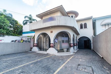 Casa para alugar com 620m², 6 quartos e 8 vagas Casa para alugar com 620m², 6 quartos e 8 vagasFachada