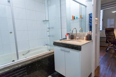 Apartamento à venda com 170m², 3 quartos e 5 vagas Apartamento à venda com 170m², 3 quartos e 5 vagasBanheiro suite 3