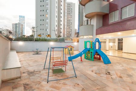 Apartamento à venda com 170m², 3 quartos e 5 vagas Apartamento à venda com 170m², 3 quartos e 5 vagasÁrea comum - Playground