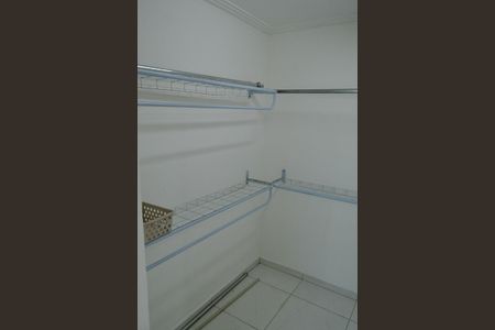 Casa de condomínio à venda com 300m², 4 quartos e 2 vagas Casa de condomínio à venda com 300m², 4 quartos e 2 vagasCloset da Suíte 3