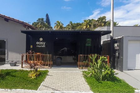 Casa de condomínio à venda com 300m², 4 quartos e 2 vagas Casa de condomínio à venda com 300m², 4 quartos e 2 vagasMini Mercado