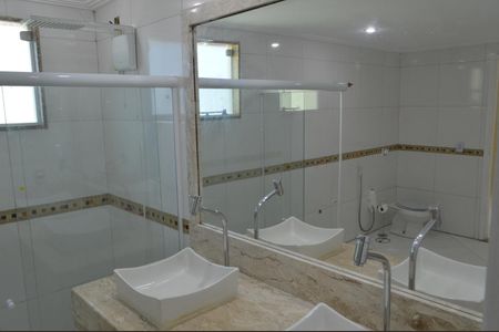 Casa de condomínio à venda com 300m², 4 quartos e 2 vagas Casa de condomínio à venda com 300m², 4 quartos e 2 vagasBanheiro da Suíte 3