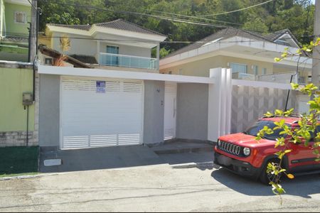 Casa de condomínio à venda com 300m², 4 quartos e 2 vagas Casa de condomínio à venda com 300m², 4 quartos e 2 vagasFachada