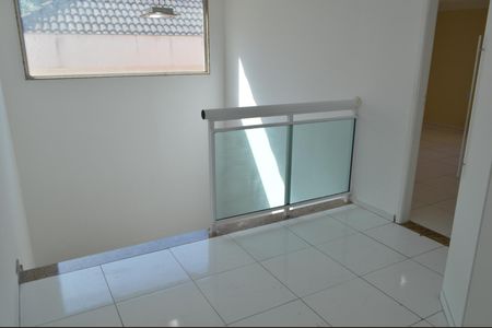 Casa de condomínio à venda com 300m², 4 quartos e 2 vagas Casa de condomínio à venda com 300m², 4 quartos e 2 vagasHall da Escada