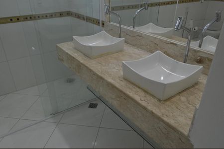 Casa de condomínio à venda com 300m², 4 quartos e 2 vagas Casa de condomínio à venda com 300m², 4 quartos e 2 vagasBanheiro da Suíte 3