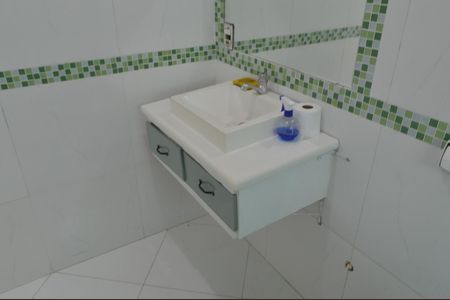 Casa de condomínio à venda com 300m², 4 quartos e 2 vagas Casa de condomínio à venda com 300m², 4 quartos e 2 vagasBanheiro da Suíte 1