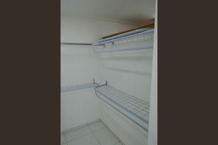 Casa de condomínio à venda com 300m², 4 quartos e 2 vagas Casa de condomínio à venda com 300m², 4 quartos e 2 vagasCloset da Suíte 3