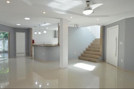 Casa de condomínio à venda com 300m², 4 quartos e 2 vagas Casa de condomínio à venda com 300m², 4 quartos e 2 vagasSala