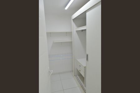 Casa de condomínio à venda com 300m², 4 quartos e 2 vagas Casa de condomínio à venda com 300m², 4 quartos e 2 vagasCloset da Suíte 1