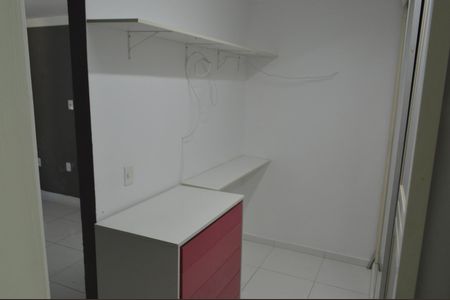 Casa de condomínio à venda com 300m², 4 quartos e 2 vagas Casa de condomínio à venda com 300m², 4 quartos e 2 vagasCloset da Suíte 2