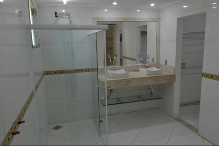 Casa de condomínio à venda com 300m², 4 quartos e 2 vagas Casa de condomínio à venda com 300m², 4 quartos e 2 vagasBanheiro da Suíte 3