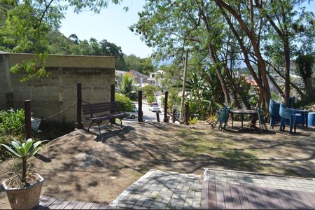 Casa de condomínio à venda com 300m², 4 quartos e 2 vagas Casa de condomínio à venda com 300m², 4 quartos e 2 vagasDeck