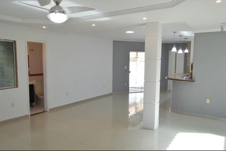 Casa de condomínio à venda com 300m², 4 quartos e 2 vagas Casa de condomínio à venda com 300m², 4 quartos e 2 vagasSala