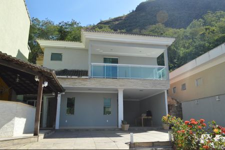 Casa de condomínio à venda com 300m², 4 quartos e 2 vagas Casa de condomínio à venda com 300m², 4 quartos e 2 vagasFachada