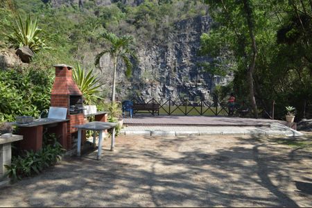 Casa de condomínio à venda com 300m², 4 quartos e 2 vagas Casa de condomínio à venda com 300m², 4 quartos e 2 vagasDeck