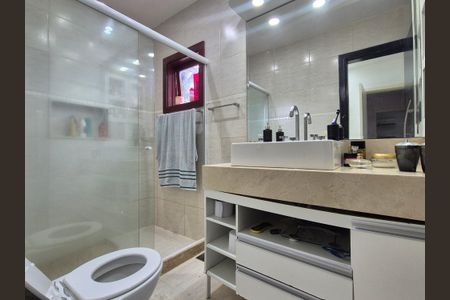 Casa de condomínio para alugar com 350m², 4 quartos e 3 vagas Casa de condomínio para alugar com 350m², 4 quartos e 3 vagasBanheiro da Suíte