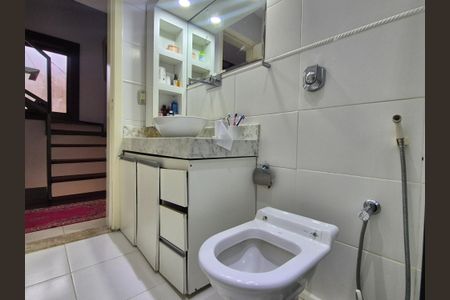 Casa de condomínio para alugar com 350m², 4 quartos e 3 vagas Casa de condomínio para alugar com 350m², 4 quartos e 3 vagasBanheiro social