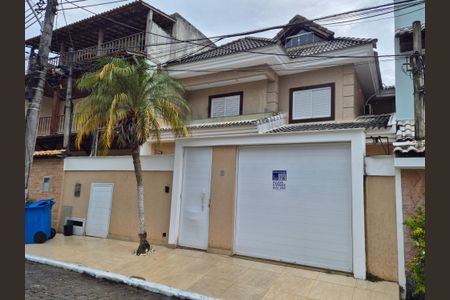 Casa de condomínio para alugar com 350m², 4 quartos e 3 vagas Casa de condomínio para alugar com 350m², 4 quartos e 3 vagasFachada