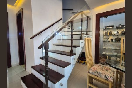 Casa de condomínio para alugar com 350m², 4 quartos e 3 vagas Casa de condomínio para alugar com 350m², 4 quartos e 3 vagasEscada