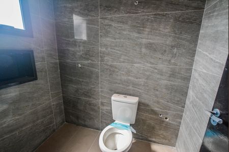 Casa à venda com 66m², 2 quartos e 1 vaga Casa à venda com 66m², 2 quartos e 1 vagaBanheiro da Suíte 1