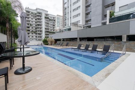 Apartamento à venda com 192m², 3 quartos e 4 vagas Apartamento à venda com 192m², 3 quartos e 4 vagasÁrea comum - Piscina