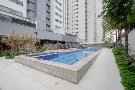 Apartamento à venda com 192m², 3 quartos e 4 vagas Apartamento à venda com 192m², 3 quartos e 4 vagasÁrea comum - Piscina