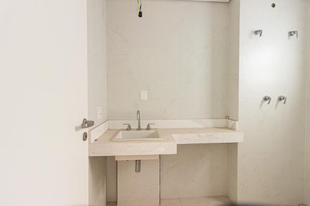 Apartamento à venda com 192m², 3 quartos e 4 vagas Apartamento à venda com 192m², 3 quartos e 4 vagasBanheiro Suíte 2