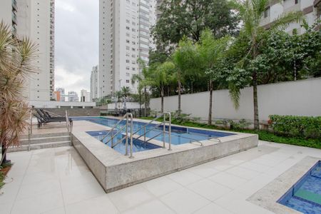 Apartamento à venda com 192m², 3 quartos e 4 vagas Apartamento à venda com 192m², 3 quartos e 4 vagasÁrea comum - Piscina