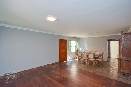 Sala de casa para alugar com 4 quartos, 210m² em Jardim Santa Helena, São Paulo