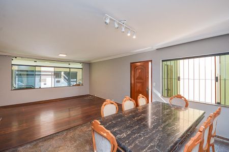 Sala de casa para alugar com 4 quartos, 210m² em Jardim Santa Helena, São Paulo