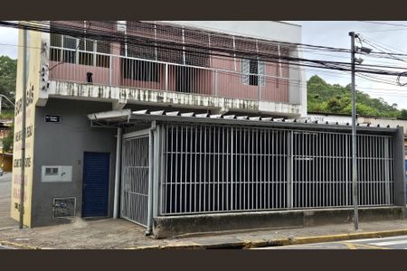 Casa à venda com 175m², 2 quartos e 2 vagas Casa à venda com 175m², 2 quartos e 2 vagasFachada