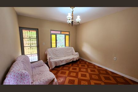 Casa à venda com 175m², 2 quartos e 2 vagas Casa à venda com 175m², 2 quartos e 2 vagasSala