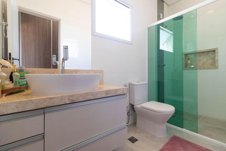 Casa de condomínio à venda com 268m², 3 quartos e 4 vagas Casa de condomínio à venda com 268m², 3 quartos e 4 vagasBanheiro da Suíte 01