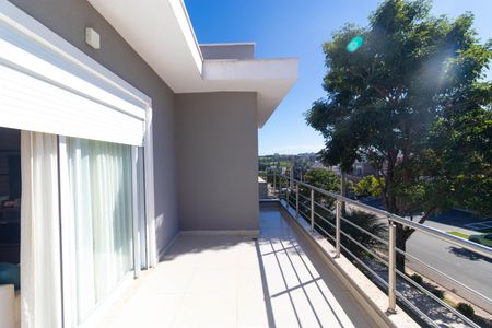 Casa de condomínio à venda com 268m², 3 quartos e 4 vagas Casa de condomínio à venda com 268m², 3 quartos e 4 vagasSacada da Sala de TV