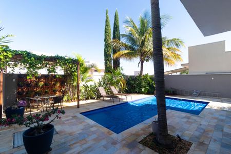 Casa de condomínio à venda com 268m², 3 quartos e 4 vagas Casa de condomínio à venda com 268m², 3 quartos e 4 vagasÁrea comum - Piscina