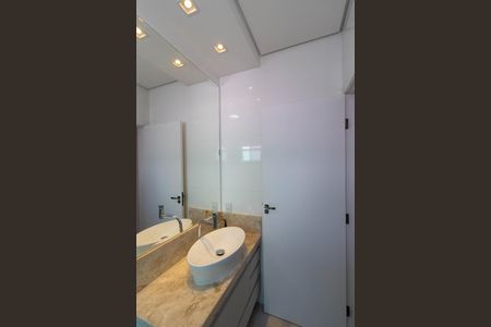 Casa de condomínio à venda com 268m², 3 quartos e 4 vagas Casa de condomínio à venda com 268m², 3 quartos e 4 vagasBanheiro da Suíte 02