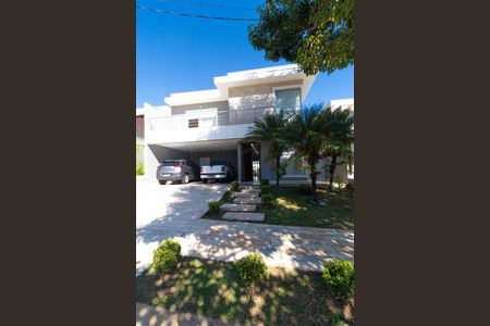 Casa de condomínio à venda com 268m², 3 quartos e 4 vagas Casa de condomínio à venda com 268m², 3 quartos e 4 vagasFachada