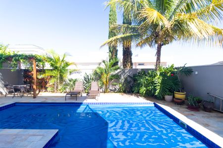 Casa de condomínio à venda com 268m², 3 quartos e 4 vagas Casa de condomínio à venda com 268m², 3 quartos e 4 vagasÁrea comum - Piscina