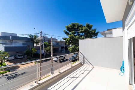 Casa de condomínio à venda com 268m², 3 quartos e 4 vagas Casa de condomínio à venda com 268m², 3 quartos e 4 vagasSacada da Sala de TV