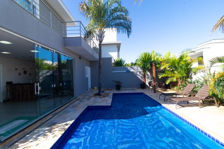 Casa de condomínio à venda com 268m², 3 quartos e 4 vagas Casa de condomínio à venda com 268m², 3 quartos e 4 vagasÁrea comum - Piscina