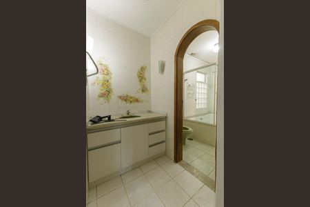 Casa para alugar com 500m², 7 quartos e 2 vagas Casa para alugar com 500m², 7 quartos e 2 vagasBanheiro da Suíte 1