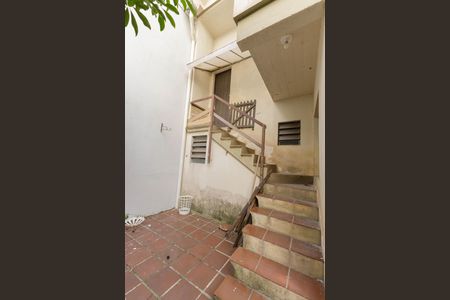 Casa para alugar com 500m², 7 quartos e 2 vagas Casa para alugar com 500m², 7 quartos e 2 vagasEscada