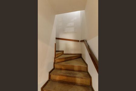 Casa para alugar com 500m², 7 quartos e 2 vagas Casa para alugar com 500m², 7 quartos e 2 vagasEscada