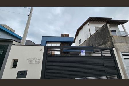 Casa à venda com 99m², 3 quartos e 2 vagas Casa à venda com 99m², 3 quartos e 2 vagasFachada