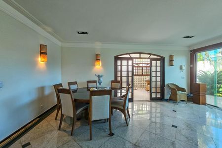 Casa para alugar com 300m², 3 quartos e 5 vagas Casa para alugar com 300m², 3 quartos e 5 vagasSala