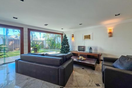 Casa para alugar com 300m², 3 quartos e 5 vagas Casa para alugar com 300m², 3 quartos e 5 vagasSala