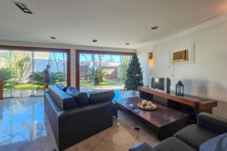 Casa para alugar com 300m², 3 quartos e 5 vagas Casa para alugar com 300m², 3 quartos e 5 vagasSala